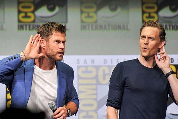 Chris-Hemsworth-Tom-Hiddleston-SDCC-2017-photo-by-Kendall-Whitehouse-600x400