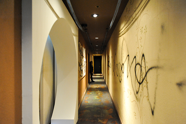 Mr-Robot-Hallway-SDCC-2017-photo-by-Kendall-Whitehouse-600x400