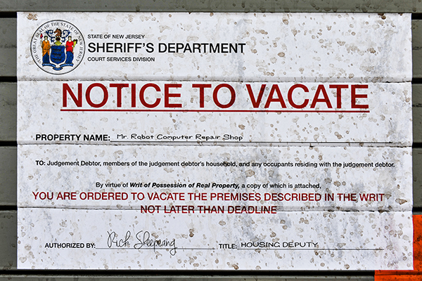 Mr-Robot-Notice-to-Vacate-SDCC-2017-photo-by-Kendall-Whitehouse-600x400