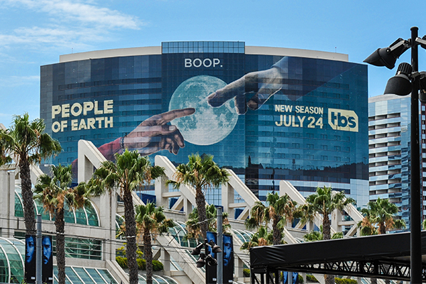 TBS-People-of-Earth-SDCC-2017-photo-by-Kendall-Whitehouse-600x400