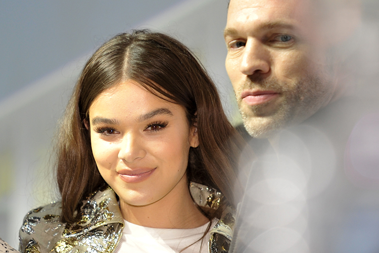 Hailee-Steinfeld-Travis-Knight-SDCC-2018-photo-by-Kendall-Whitehouse-750x500